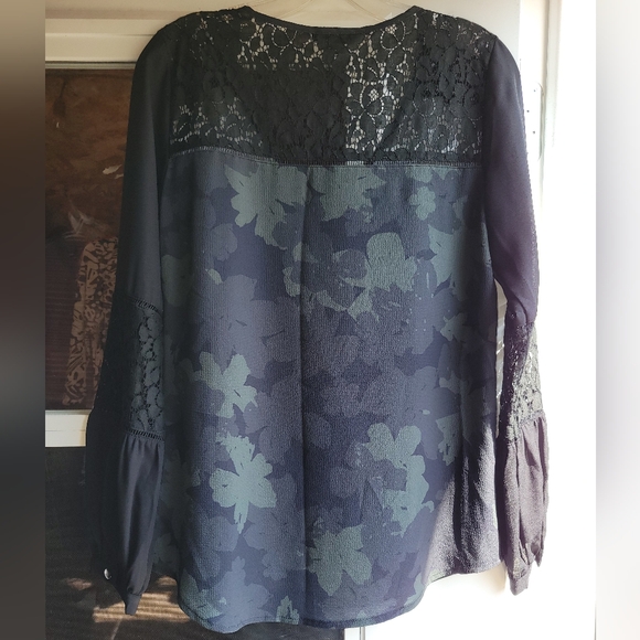 Elegant V neck Floralw/ Lace Blouse Black/green Size Small And Medium - Picture 2 of 6